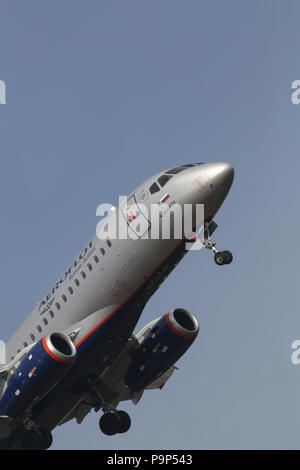 Il Sukhoi Superjet-100 jet regionale aeroplano di Aeroflot Russian Airlines nell'aria. Foto Stock