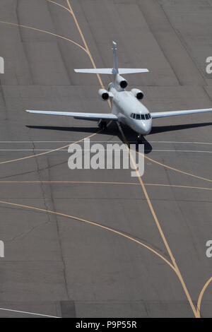 Il Dassault Falcon 900 executive aereo jet visto su una pista di rullaggio di l'aeroporto di Sheremetyevo di Mosca, Russia. Foto Stock