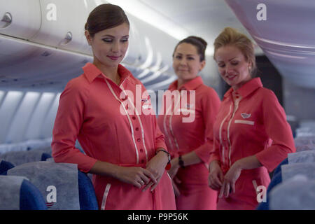 Gli assistenti di volo della Red Wings Airlines foto all'interno del quarto Sukhoi Superjet-100 in la flotta della compagnia al all aeroporto di Domodedovo, Regione di Mosca, Russ Foto Stock