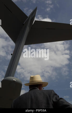 Un uomo che indossa un cappello sta dietro l'Airbus A400 velivoli da trasporto mentre visitano il cinquantesimo Paris Air Show all'aeroporto Le Bourget, Francia Foto Stock