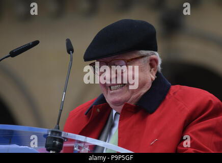 1 maggio 2017 - Parigi, Francia: Il fondatore del Fronte Nazionale (FN) Jean-Marie Le Pen offre un discorso di fronte alla statua di Giovanna d'arco. Le fondateur du FN, Jean-Marie Le Pen, prononce onu discours devant la statua de Jeanne d'Arc Lors du contaminano du 1er mai. *** La Francia / NESSUNA VENDITA A MEDIA FRANCESI *** Foto Stock