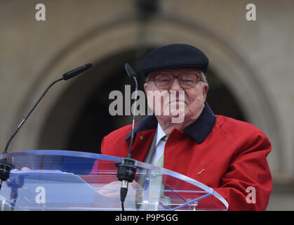 1 maggio 2017 - Parigi, Francia: Il fondatore del Fronte Nazionale (FN) Jean-Marie Le Pen offre un discorso di fronte alla statua di Giovanna d'arco. Le fondateur du FN, Jean-Marie Le Pen, prononce onu discours devant la statua de Jeanne d'Arc Lors du contaminano du 1er mai. *** La Francia / NESSUNA VENDITA A MEDIA FRANCESI *** Foto Stock