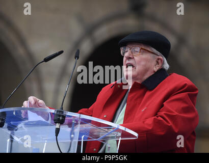 1 maggio 2017 - Parigi, Francia: Il fondatore del Fronte Nazionale (FN) Jean-Marie Le Pen offre un discorso di fronte alla statua di Giovanna d'arco. Le fondateur du FN, Jean-Marie Le Pen, prononce onu discours devant la statua de Jeanne d'Arc Lors du contaminano du 1er mai. *** La Francia / NESSUNA VENDITA A MEDIA FRANCESI *** Foto Stock