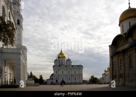 Cupole dorate della cattedrale della Dormizione del Cremlino di Mosca nella Piazza Rossa la Russia con il bel cielo azzurro sfondo Foto Stock