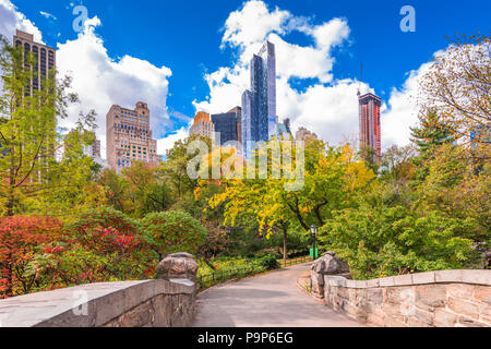 New York, New York, Stati Uniti d'America Park South cityscape da Central Park in autunno. Foto Stock