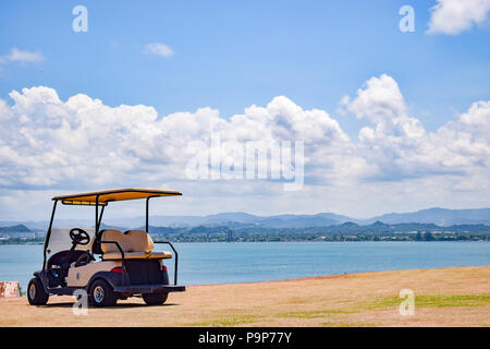 San Juan, Porto Rico - 02 Aprile 2014: parcheggiato Svuota carrello da golf sul prato di entrata del Castillo San Felipe del Morro nella vecchia San Juan. Foto Stock