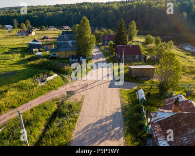 Vista panoramica del villaggio Soginicy e fiume Vazhinka, Podporozhysky distretto. Il verde delle foreste della regione di Leningrado e Repubblica di Carelia, la Russia. Foto Stock