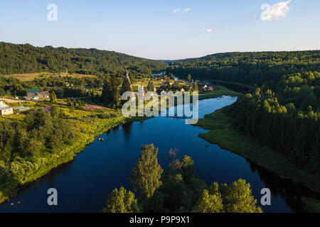 Vista panoramica del fiume Vazhinka nel villaggio Soginicy, Podporozhysky distretto. Il verde delle foreste della regione di Leningrado e Repubblica di Carelia, la Russia. Foto Stock