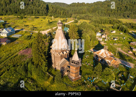 Vista panoramica della chiesa di San Nicola (costruito 1696) nel villaggio Soginicy, Podporozhysky distretto. Il verde delle foreste della regione di Leningrado e repubblica Foto Stock