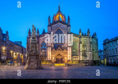 Vista notturna della Cattedrale di St Giles in Edinburgh Foto Stock