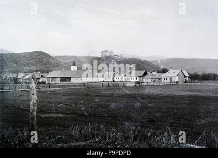 175 Balra un katolikus templom tornya, jobbra fent una vár. Fortepan 96237 Foto Stock