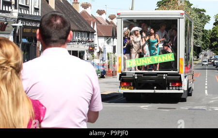 Bold nuovo servizio pubblico iniziativa "L'ubriaco cisterna ", oggi ha già svelato in Ascot in risposta al booze-alimentato gli scontri a horse racing events. Il chiaro facciate 6 x 2m unità mobile, creata dai bookmakers Paddy Power, fornirà un alloggio temporaneo per un massimo di 50 racing festaioli dormire-off the booze. La ricerca da parte del bookmaker irlandese ha rivelato che il 85% dei britannici racegoers convengono che le corse di cavalli eventi devono fare di più per fermare drunken Bad Behavior. Paddy Power stima a 100 milioni di sterline di flutter follia di scommesse per avvenire attraverso il Royal Ascot. Dotato di: atmosfera dove: Ascot, Regno K Foto Stock