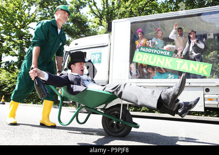 Bold nuovo servizio pubblico iniziativa "L'ubriaco cisterna ", oggi ha già svelato in Ascot in risposta al booze-alimentato gli scontri a horse racing events. Il chiaro facciate 6 x 2m unità mobile, creata dai bookmakers Paddy Power, fornirà un alloggio temporaneo per un massimo di 50 racing festaioli dormire-off the booze. La ricerca da parte del bookmaker irlandese ha rivelato che il 85% dei britannici racegoers convengono che le corse di cavalli eventi devono fare di più per fermare drunken Bad Behavior. Paddy Power stima a 100 milioni di sterline di flutter follia di scommesse per avvenire attraverso il Royal Ascot. Dotato di: atmosfera dove: Ascot, Regno K Foto Stock