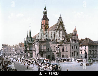 . Deutsch: Breslauer Rathaus um 1900, links im Hintergrund das Reiterstandbild König Friedrich Wilhelms III. von Agosto Kiss inglese: Municipio di Breslavia, Germania (ora: Wroc?aw, Polonia) tra ca. 1890 e ca. 1900. Vista da est. Polski: Wroc?awski ratusz mi?dzy rokiem 1890 1900. Tra il 1890 e il 1900 245 Breslau um 1900 Foto Stock