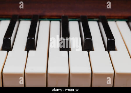 Close-up di tasti di pianoforte. Chiudi vista frontale. Foto Stock