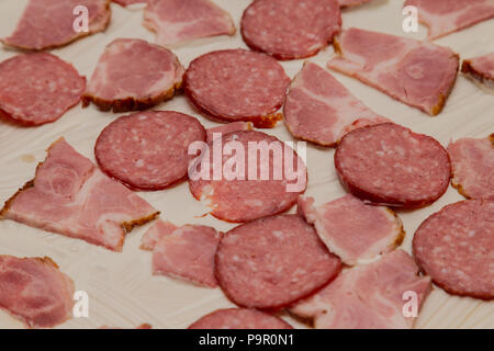 La salsiccia con la carne sulla pasta con la maionese e formaggio, preparato per pizza Foto Stock