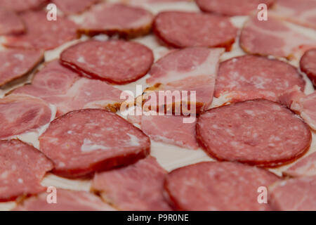 La salsiccia con la carne sulla pasta con la maionese e formaggio, preparato per pizza Foto Stock