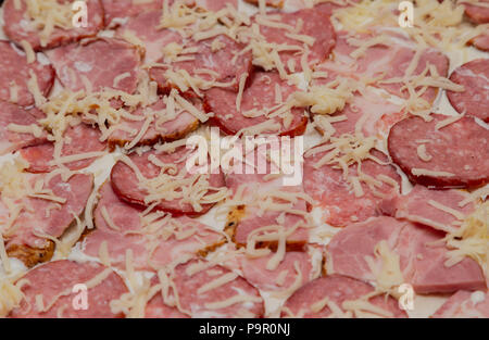 La salsiccia con la carne sulla pasta con la maionese e formaggio, preparato per pizza Foto Stock