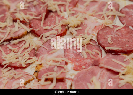 La salsiccia con la carne sulla pasta con la maionese e formaggio, preparato per pizza Foto Stock