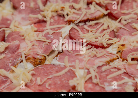 La salsiccia con la carne sulla pasta con la maionese e formaggio, preparato per pizza Foto Stock