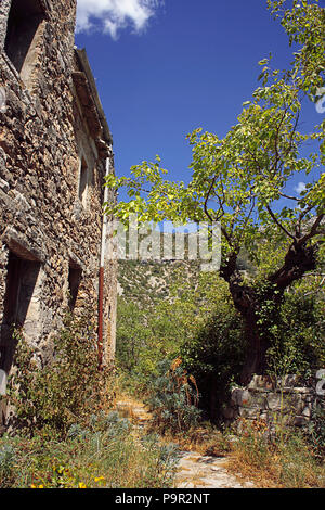 Abbandonata vecchia casa nel borgo antico di Saint-Maurice-Navacelles al fondo del Cirque de Navacelles, Gorges de la Vis, Hérault, Occitanie, Foto Stock