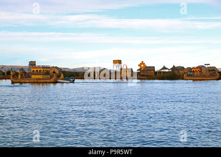 Uros isole galleggianti e la tradizionale Totora Reed barche sul lago Titicaca, Puno, Perù, Sud America Foto Stock