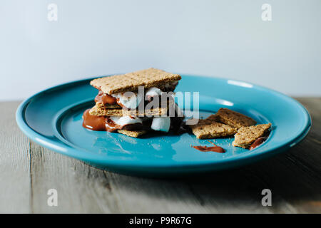 S'more dessert estivo fuso su una piastra di colore blu Foto Stock