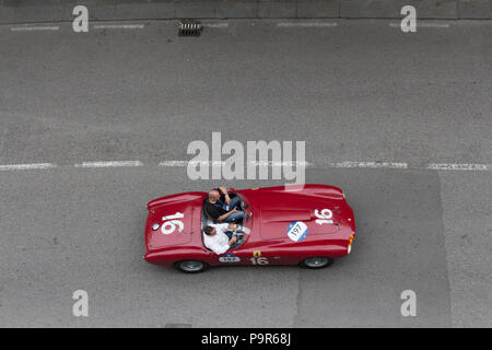 Brescia, Italia - 16 Maggio 2018: Ferrari 275 Sport 340 AMERICA 1950 è una vecchia macchina da corsa nel rally Mille Miglia 2018, il famoso storico italiano della gara o Foto Stock