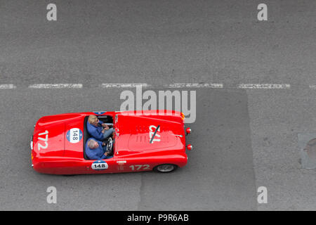 Brescia, Italia - 16 Maggio 2018: Cisitalia 202 S MM SPIDER 1947 è una vecchia macchina da corsa nel rally Mille Miglia 2018, il famoso storico italiano della gara su Ma Foto Stock