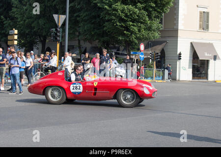 Brescia, Italia - 19 Maggio 2018: Ferrari 500 spider MONDIAL SCAGLIETTI 1954 è una vecchia macchina da corsa nel rally Mille Miglia 2018, live shot presso il famoso ital Foto Stock