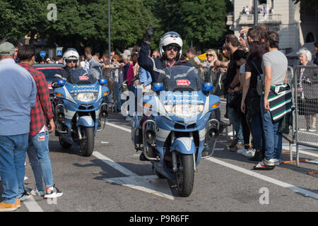 Brescia, Italia - 19 Maggio 2018: Live shot della polizia la bici in strada il 19 maggio 2018 a Brescia, Italia. Foto Stock