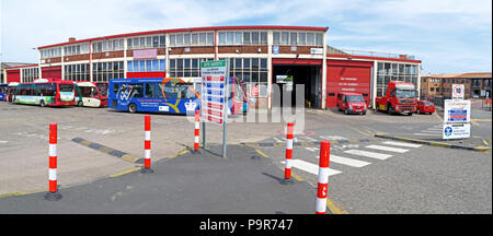 Warringtons proprio autobus, deposito principale ingresso, Wilderspool Causeway, Cheshire, North West England, Regno Unito Foto Stock