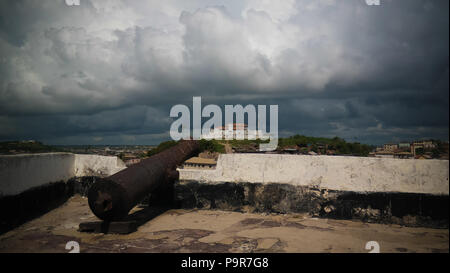 Vista aerea di fortezza Coenraadsburg dal tetto del castello di Elmina in Ghana Foto Stock