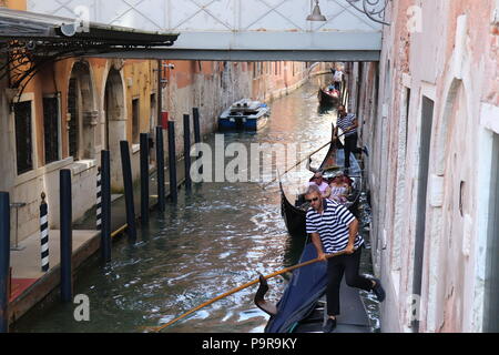 Venezia. In Gondola. L'estate. Antico. Canal. Oceano. Italia.Città d'acqua. La città galleggiante Foto Stock