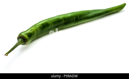 Un intero peperoncino verde Cayenne, isolati su sfondo bianco Foto Stock