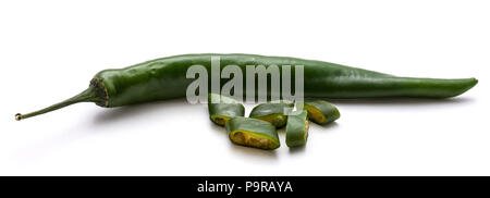 Un intero peperoncino verde pepe e fette isolati su sfondo bianco Foto Stock