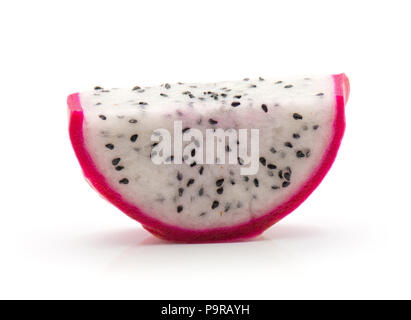 Un drago (frutta Pitaya, pitahaya) slice isolati su sfondo bianco un pezzo Foto Stock