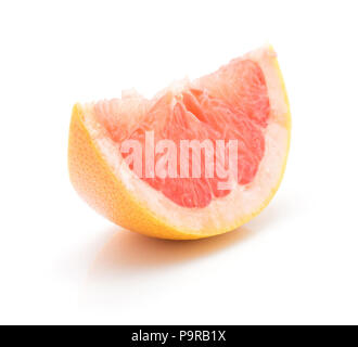 Un pompelmo rosso slice isolati su sfondo bianco Foto Stock