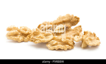Noci sgusciate pila isolati su sfondo bianco Foto Stock