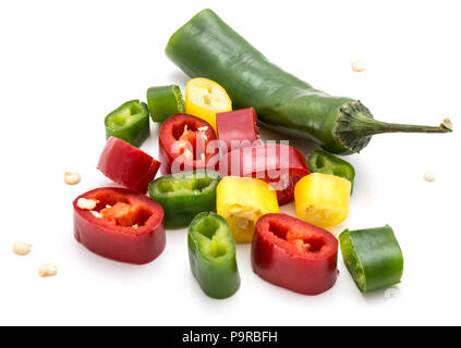 Fette di peperoncino isolati su sfondo bianco tre colori composizione Foto Stock