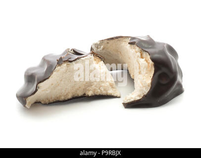 Rotto il cioccolato scuro rivestito di zefir isolati su sfondo bianco due pezzi Foto Stock