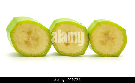 Fette di platano anelli in fila isolati su sfondo bianco Foto Stock