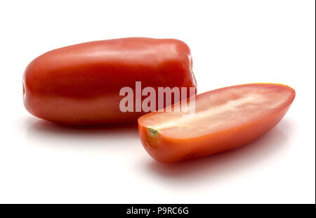 Pomodoro di San Marzano isolati su sfondo bianco un tutt'uno e metà a fette Foto Stock