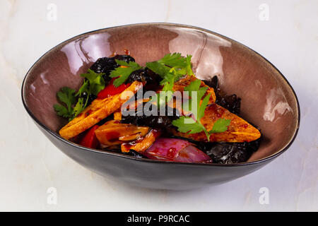 Tofu fritto con funghi e coriandolo Foto Stock