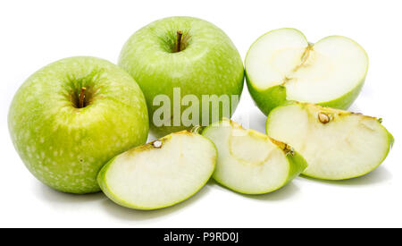 Due interi mele Granny Smith, tre fette e una metà, isolato su sfondo bianco Foto Stock