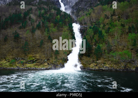 Cascata defluisce verso il basso tra le montagne - Flam in Norvegia Foto Stock