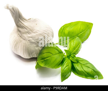 Tutta la porcellana e aglio fresco verde foglie di basilico isolati su sfondo bianco Foto Stock