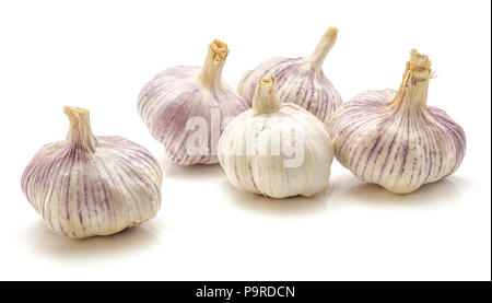 Aglio isolati su sfondo bianco cinque lampadine intero Foto Stock
