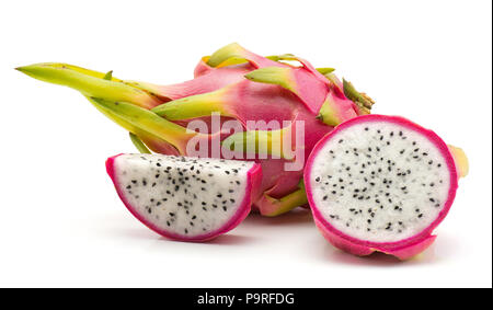 Fette di frutta drago (Pitaya, pitahaya) isolato su sfondo bianco di una intera metà una fetta dimezzata Foto Stock