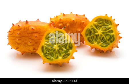 Kiwano isolati su sfondo bianco due interi uno tagliati a metà Foto Stock